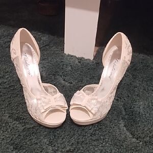 Chic Cream Lace Peep-Toe Heels